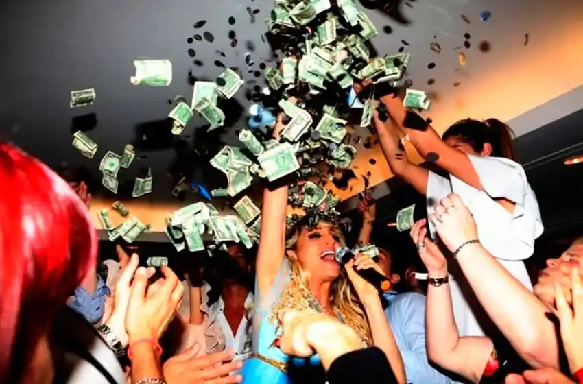 Vicky Xipolitakis celebró el baby shower de su hijo con una suelta de dólares