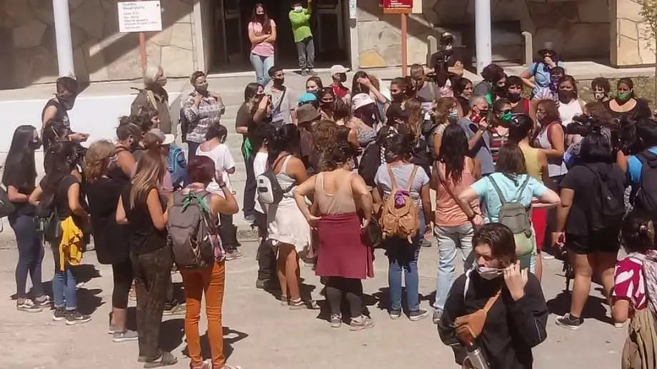 Este mediodía hubo una marcha en la Fiscalía de VIlla La Angostura.