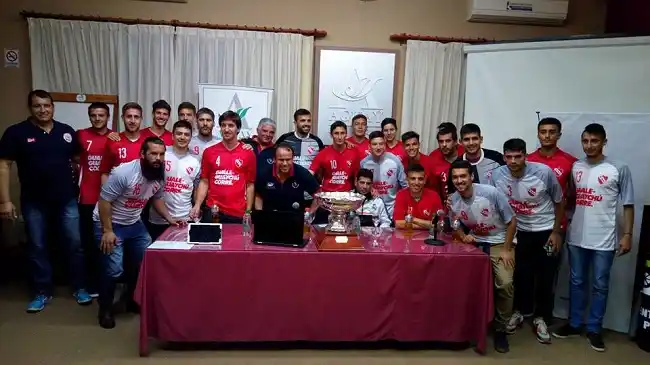Fútbol: Independiente presentó su plantel para la Copa Entre Ríos