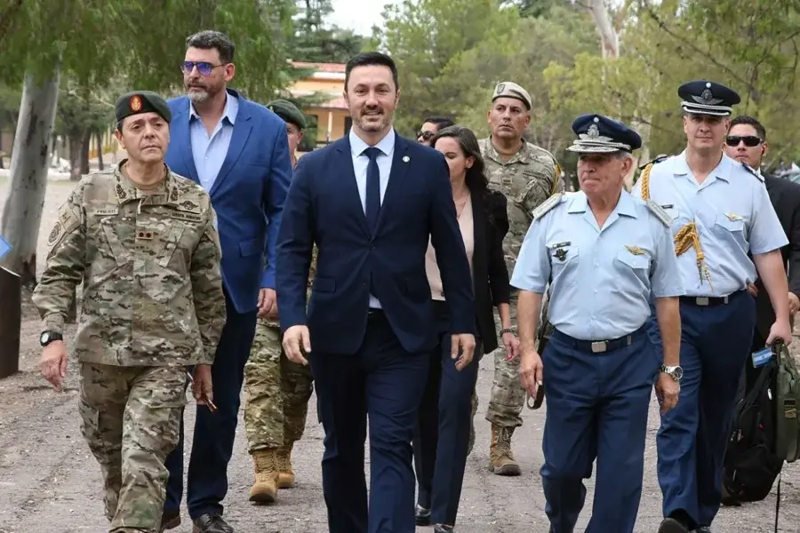 VIDEO: Luis Petri publicó un curioso video con música de Elvis para festejar sus dos meses de gestión y luego lo borró