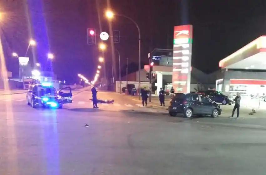 Accidente fatal: un hombre que viajaba en una moto falleció tras impactar con un auto en Arroyito