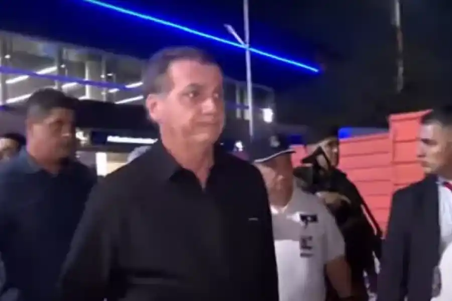 Con una comitiva de 30 personas Jair Bolsonaro llegó al país para participar de la asunción de Milei