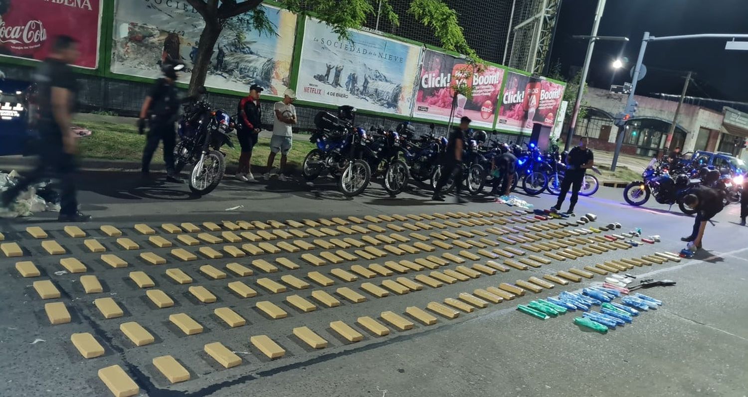 Para realizar el conteo la policía desplegó los "ladrillos" en la calle.