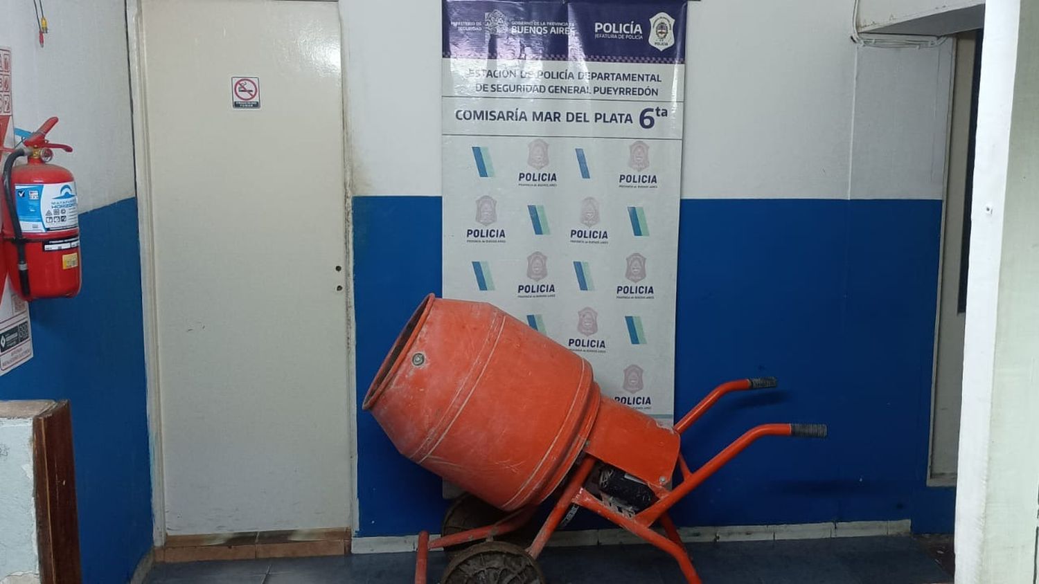 Pareja fue sorprendida transportando una mezcladora de cemento robada