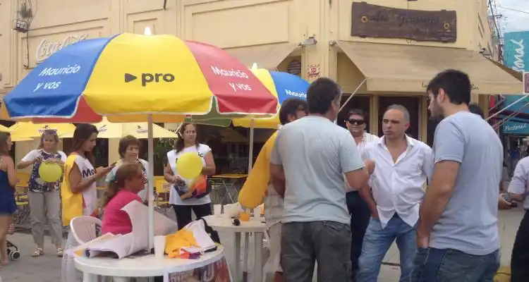 Sergio Rosa montó mesa del Pro en la Peatonal