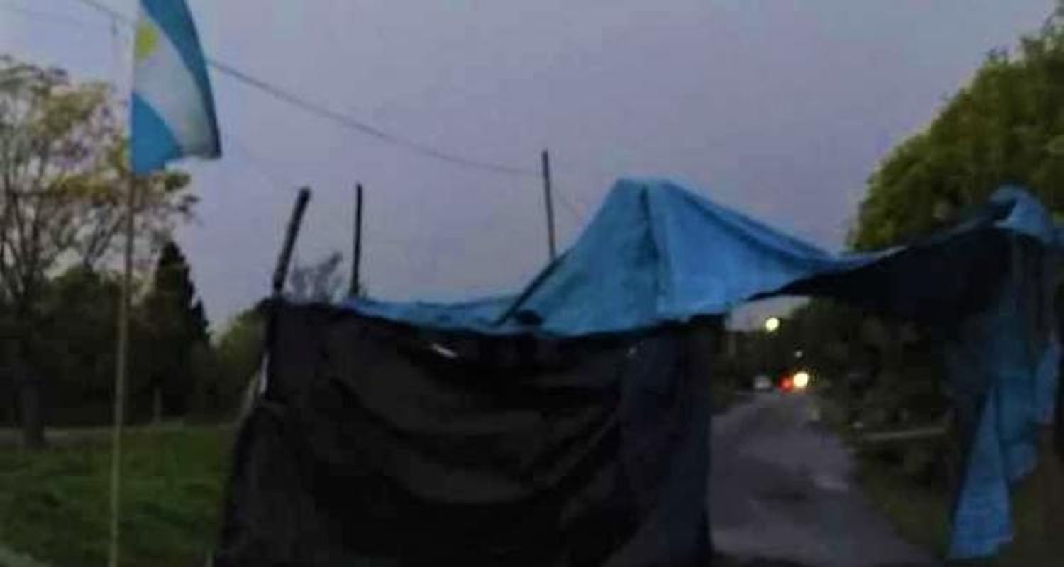 A un mes y medio del desalojo en Dávila y Cruz Roja, una carpa corta la calle y un presunto abogado promete los terrenos a cambio de dinero