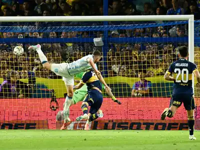 Martínez define de cabeza para darle el triunfo a Racing.