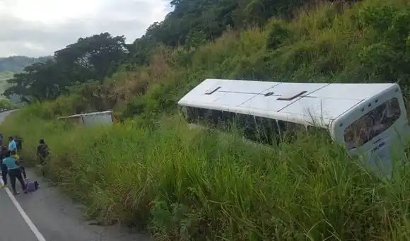 ¡ENCUNETADOS! Choque entre camioneta y autobús en Caucagua deja un muerto y varios heridos