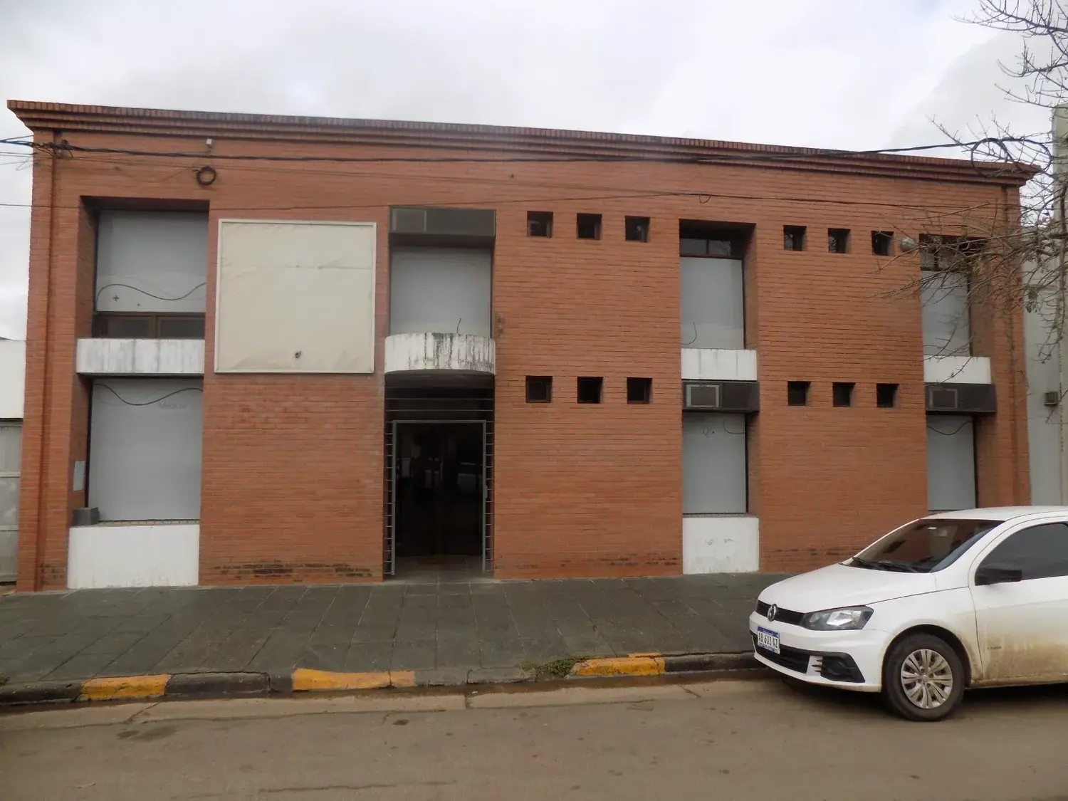 Allanaron una clínica privada de San Salvador en el marco de una investigación por presunta venta ilegal de medicamentos