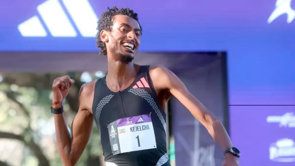 La felicidad de Yomif Kejelcha al llegar a la meta