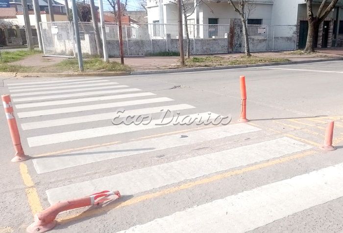 En 63 y Diagonal. Se han roto los flexibles de plástico en la “isla” central