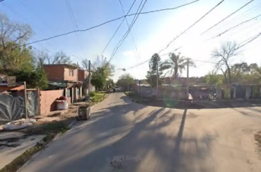 Villa Banana: circulaba en moto con una mochila que contenía droga, trató de escapar de la policía y terminó detenido