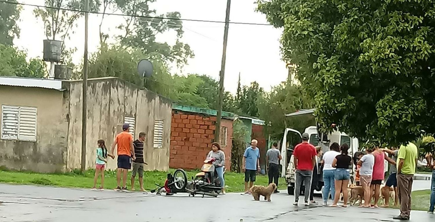 Una moto chocó con la grúa municipal en Ruffa y Cruz Roja