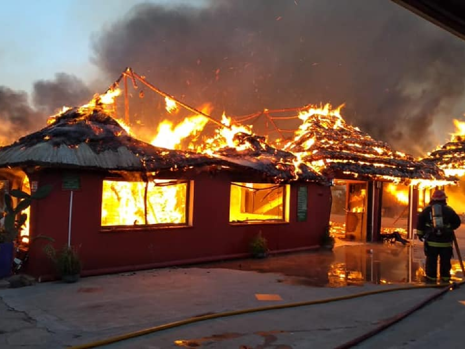 Incendio devastó un conocido restaurante de Miramar