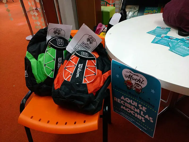 Juntan mochilas y útiles escolares