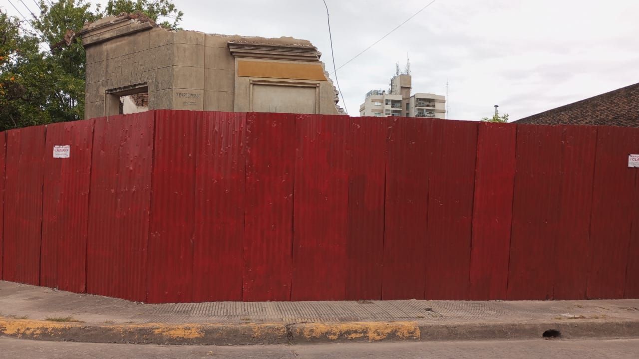 La demolición de la casa de Rivadavia y Las Heras fue clausurada. Llegaron muy tarde. Foto: La Opinión.