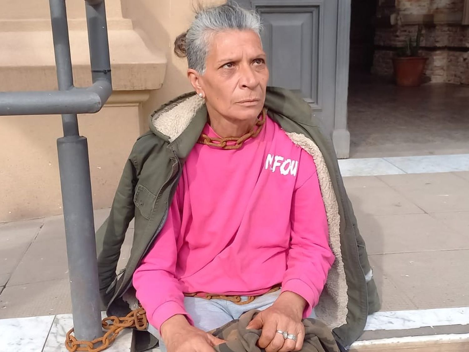Se encadenó en la Municipalidad para reclamar por una vivienda