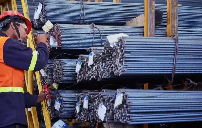 La industra preocupa y muestra una nueva baja: cayó 1,2% en relación a mayo