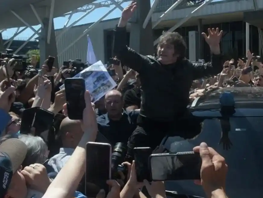 Javier Milei en su fugaz visita de campaña a la ciudad de Santa Fe semanas atrás.