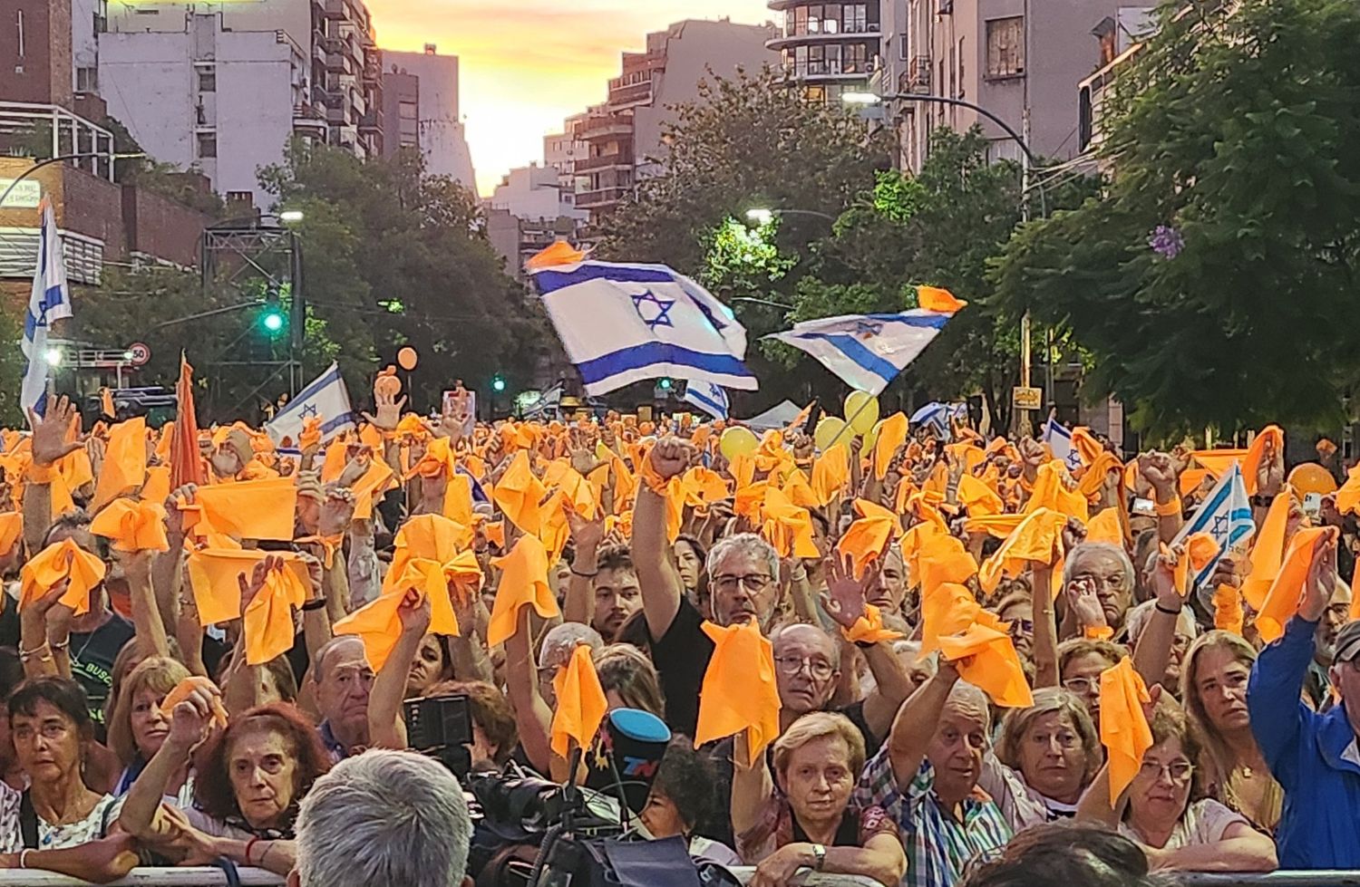 Multitudinaria movilización en repudio al asesinato de la familia Bibas