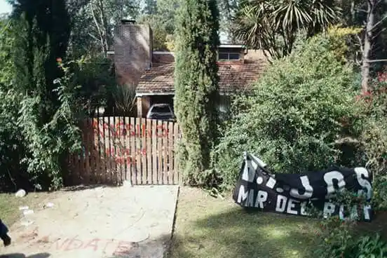 Etchecolatz ya está en su casa de Mar del Plata: protestas de vecinos