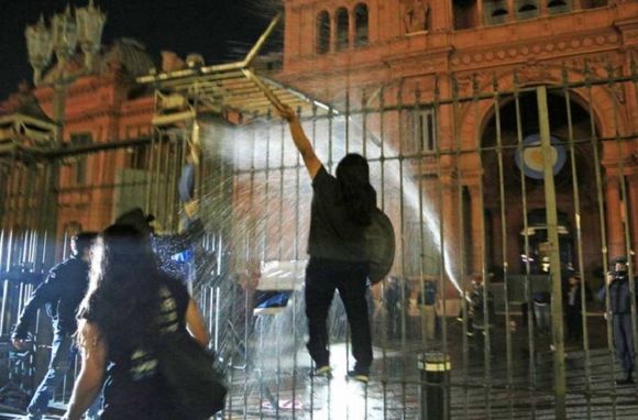 Protesta contra las restricciones en AMBA: hubo incidentes frente a Casa Rosada y en Olivos