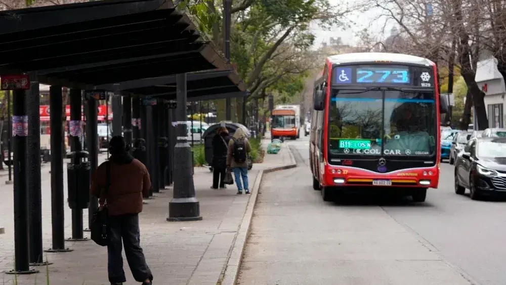 Un colectivo transitando por las calles de La Plata.