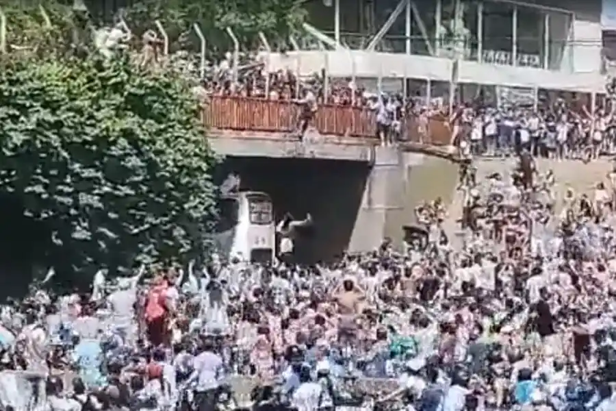VIDEO | El momento en el que dos hinchas se arrojaron desde un puente al micro descapotable de la Selección: uno cayó al vacío