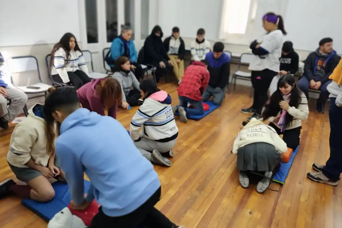 Estudiantes secundarios y docentes se capacitaron en RCP