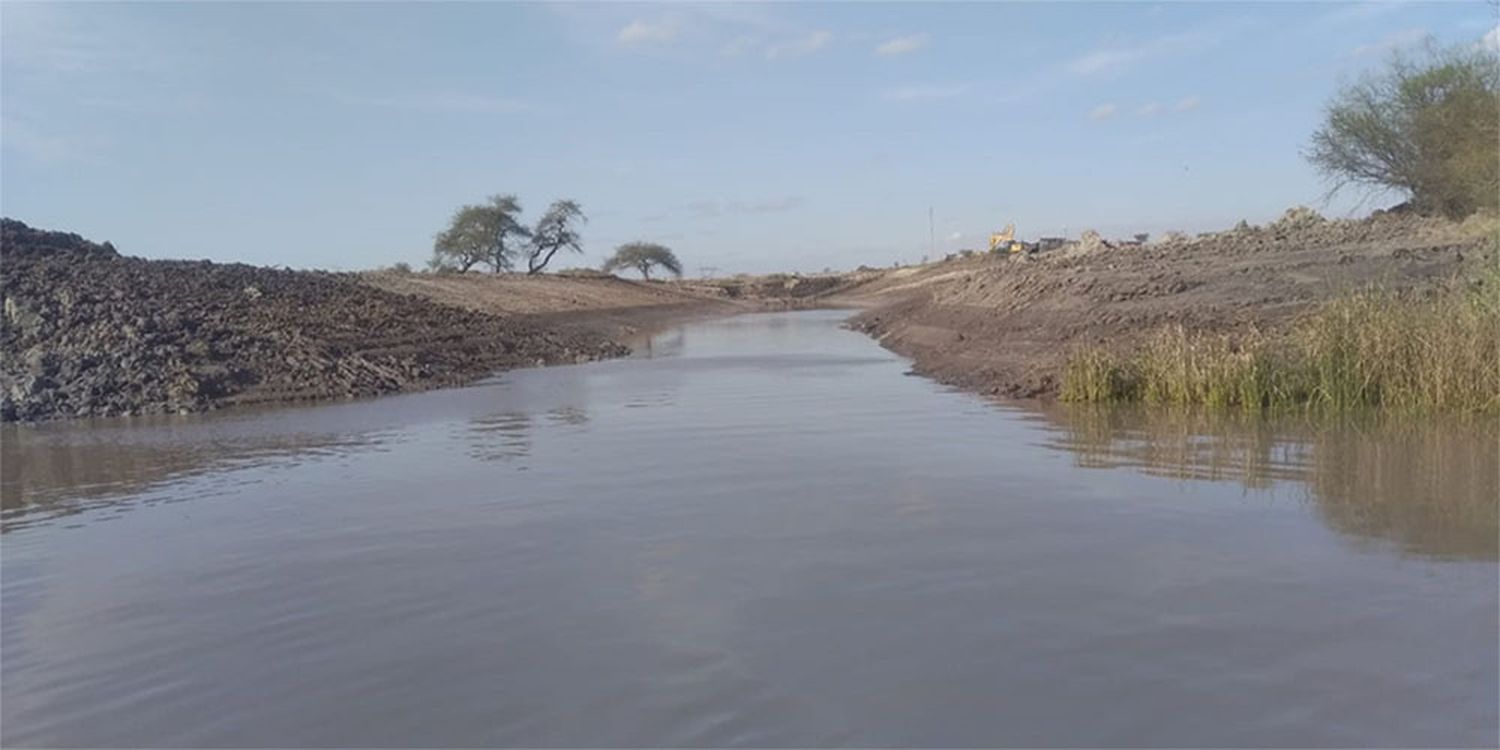 Con máquinas retroexcavadoras, Amarras desvío el río Gualeguaychú para apropiarse de ese bien natural y llenar su laguna artificial.