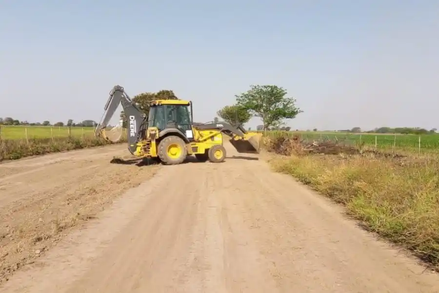 Continúan las mejoras en caminos rurales del Departamento Castellanos