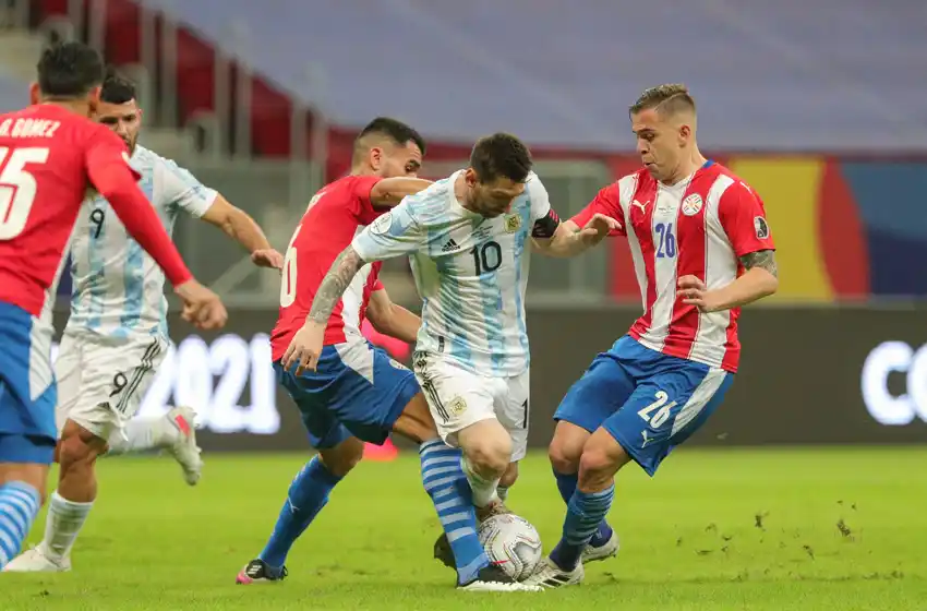 Argentina venció con lo justo a Paraguay y aseguró su pase a cuartos