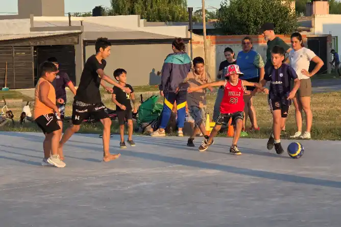 Juguemos Piola se afianza como un espacio de encuentro en el barrio 30 de Mayo