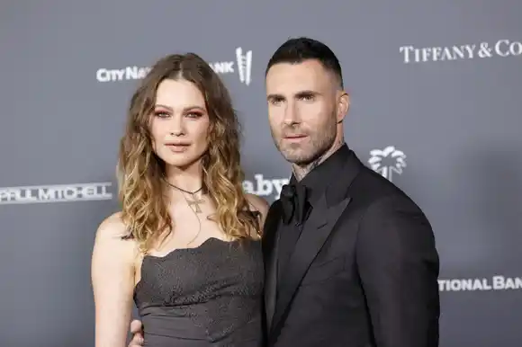 Adam Levine asume responsabilidad en caso de infidelidad