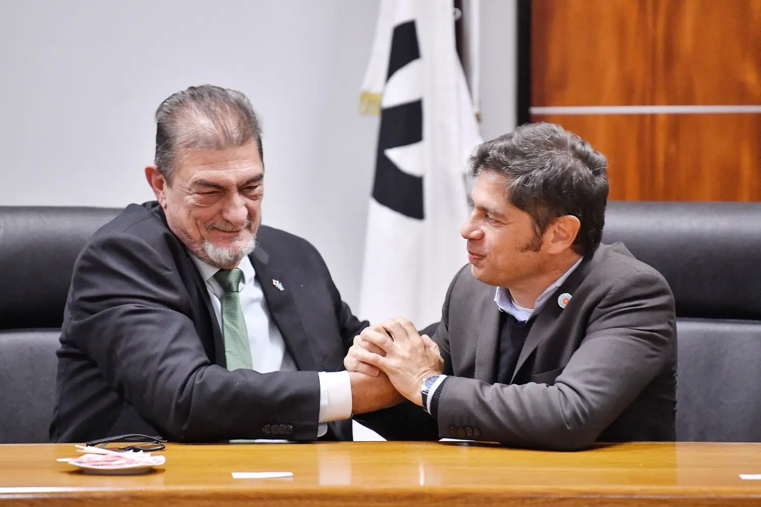 Axel Kicillof y la firma de convenios.