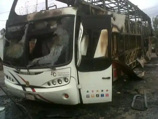La Plata: Se incendió un micro de larga distancia y sospechan de "quemacoches"