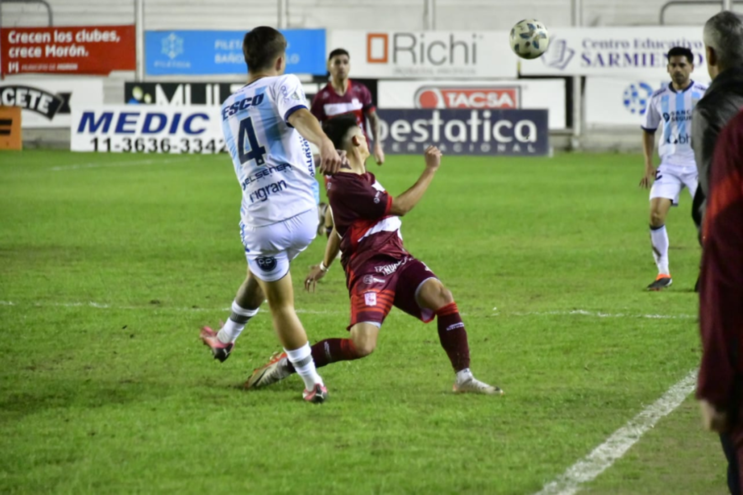 Atlético mejoró y sumó de visitante