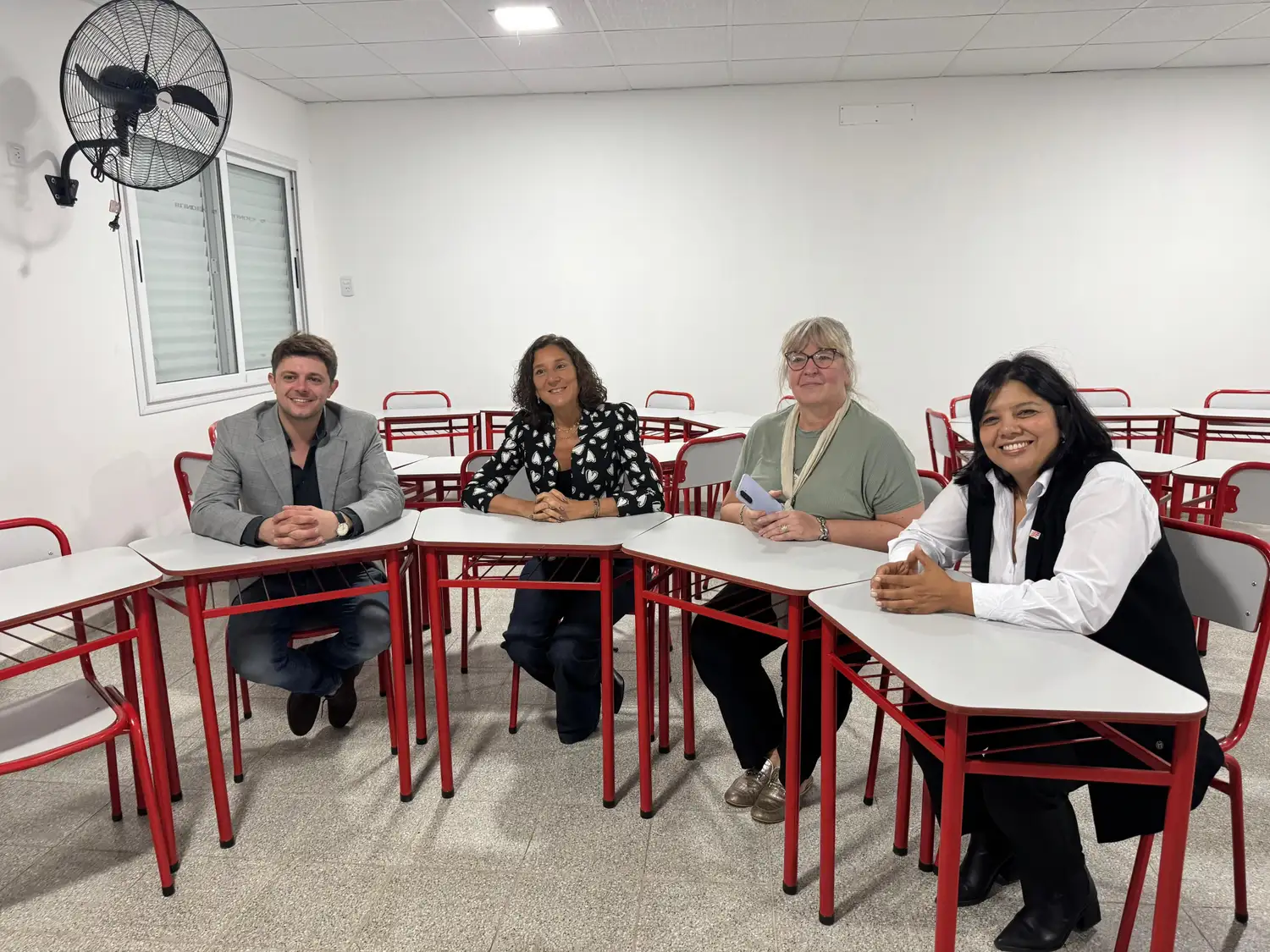 La senadora en la inauguración de un aula en Teodelina.