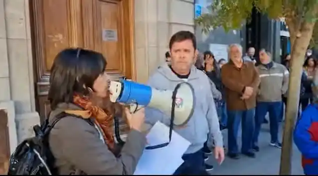 En Bahía Blanca un concejal K se sumó a una protesta de docentes pero también la ligó: "Tu gobierno es responsable"