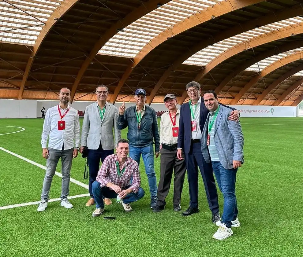 Los miembros de la Asoc. de Periodistas Latinoamericanos Amigos de Marruecos en la Academia Mohammed VI de Fútbol en Rabat.-