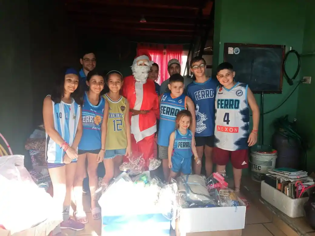 Ferro entregó juguetes recolectados en su campaña