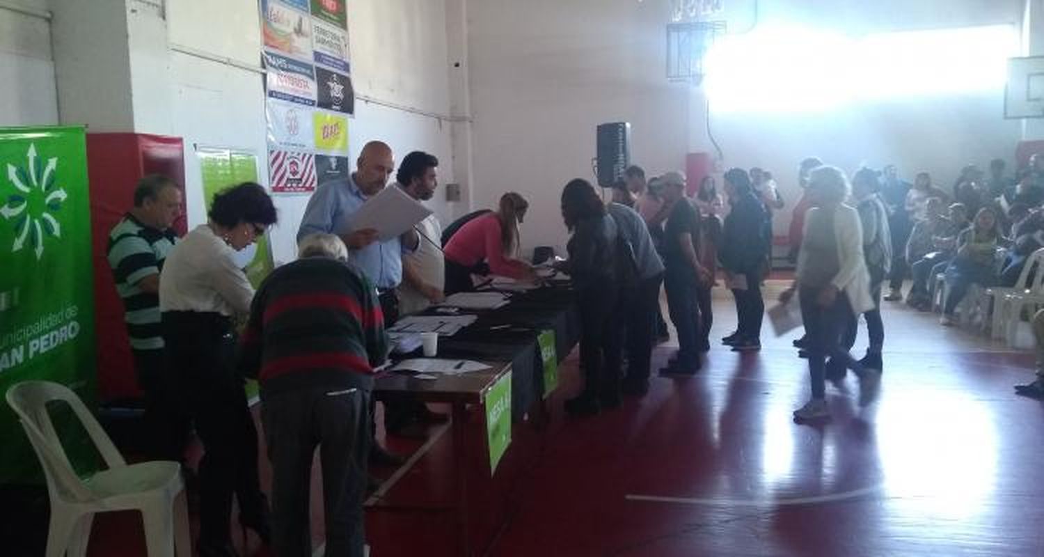 Familias sampedrinas recibieron y firmaron sus escrituras en el gimnasio de Mitre