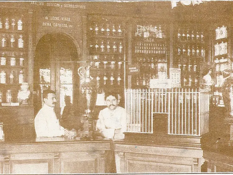 Concordia – “Botica del Pueblo” de Germán Somoza. El señor Somoza es el que se encuentra a la izquierda de la foto