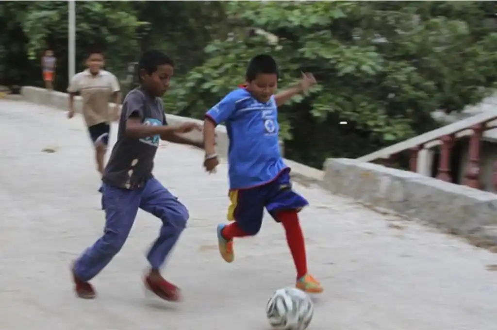 Insólito: un municipio de México prohibirá jugar fútbol en la calle