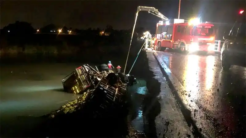 Un camión cayó a un arroyo y el conductor falleció atrapado en la cabina