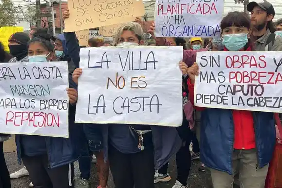 Manifestantes protestan y bloquean el ingreso a la casa de Caputo en un country en Benavídez