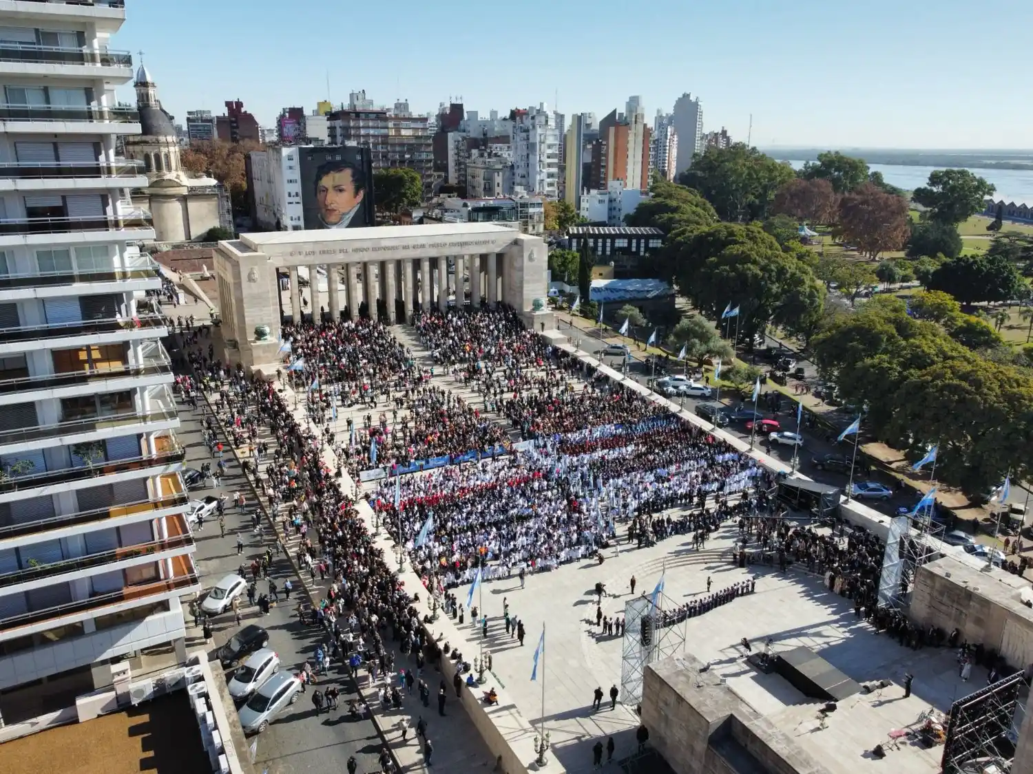 Miles de estudiantes prometieron lealtad a la bandera en Rosario.