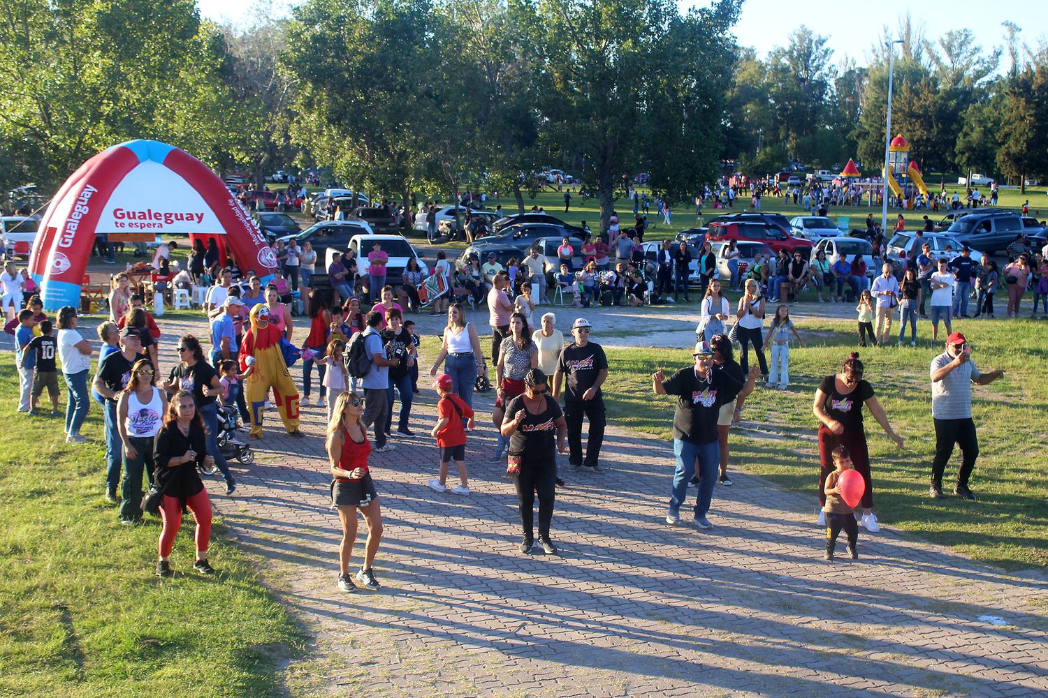 Concurrentes se sumaron a bailar durante el evento.