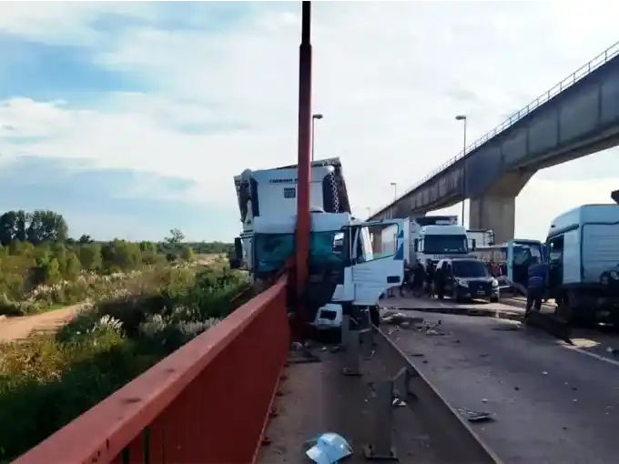 Siniestro vial en el Complejo Zárate-Brazo Largo: un camión quedó al borde del precipicio