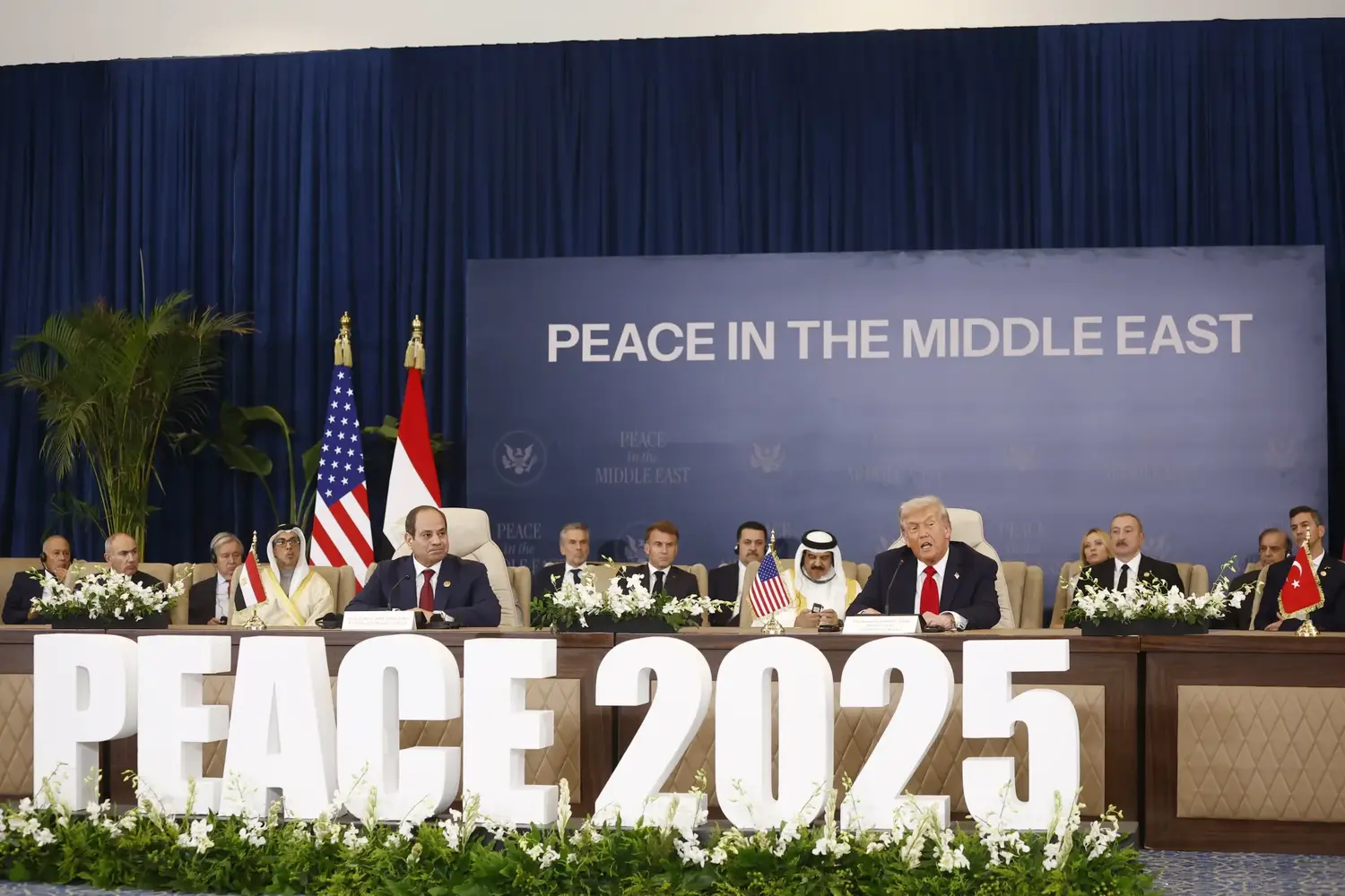 El presidente egipcio, Abdel Fattah al-Sisi y el presidente estadounidense, Donald Trump, asisten a la ceremonia de firma de la Cumbre de Paz de Gaza en Sharm el-Sheij, Egipto. EFE
